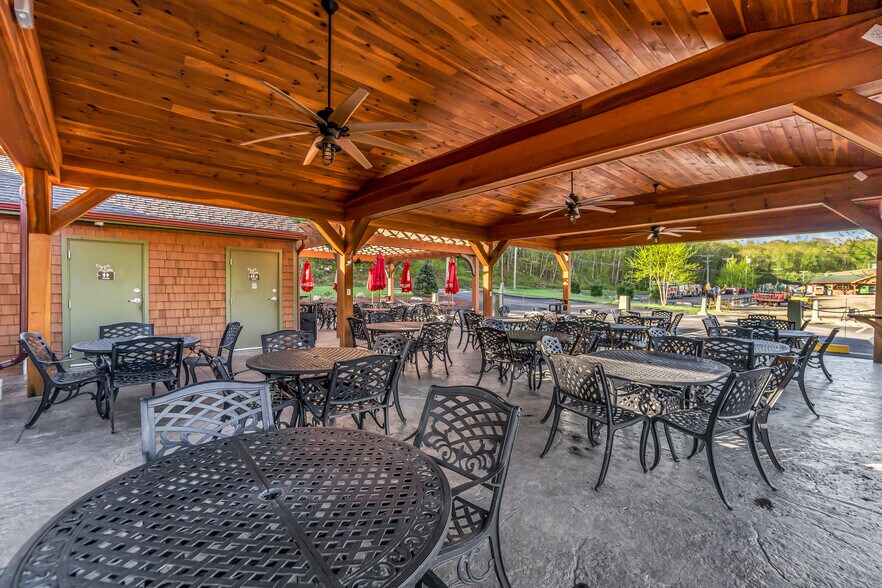 More Photos Of 94 E Route 66, Columbia Restaurant For Sale