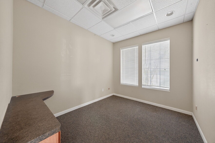 More Photos Of 4230 Gardendale St, San Antonio Office For Sale
