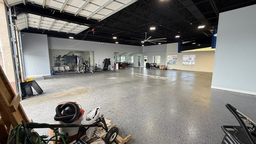 More Photos Of 2840 Manatee Ave E, Bradenton Showroom For Sale