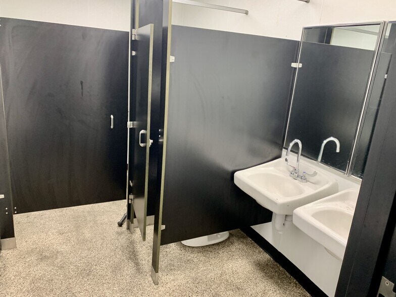 More Photos Of 5725 Howard Bush Dr, Neosho Distribution For Lease