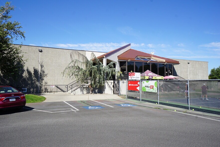 Primary Photo Of 2501 Racquet Ln, Yakima Health Club For Lease