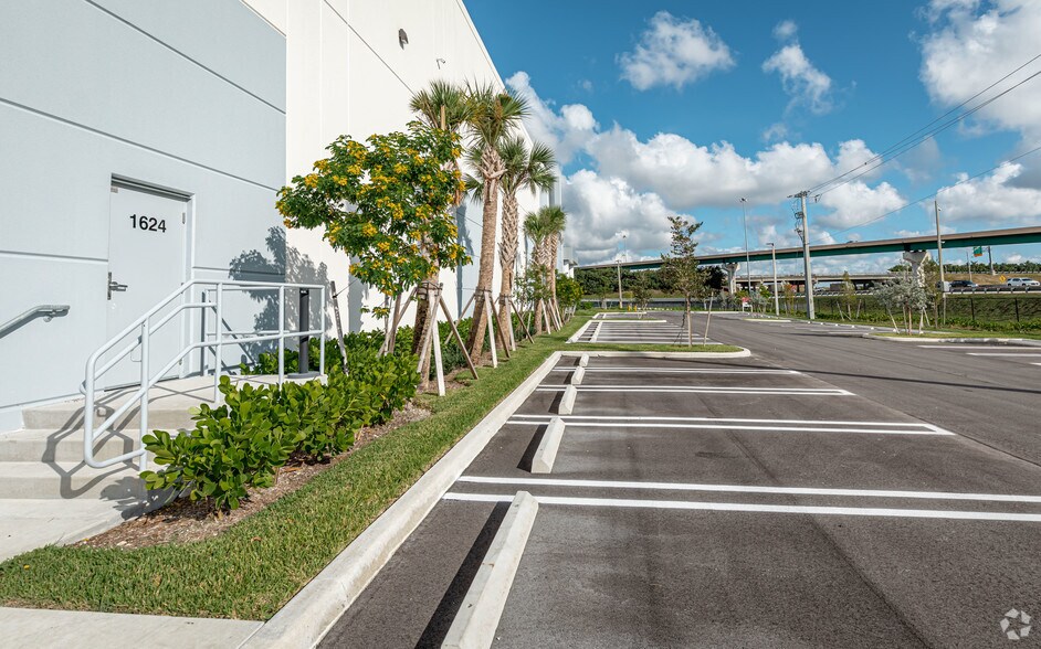More Photos Of 1720-1738 NW 215th St, Miami Gardens Warehouse For Lease
