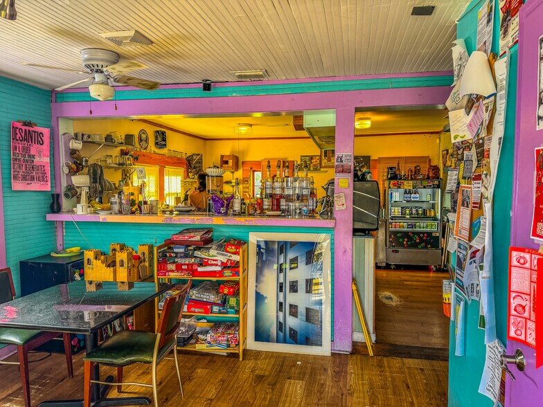 More Photos Of 661-663 Industrial Dr, Tallahassee Warehouse For Lease