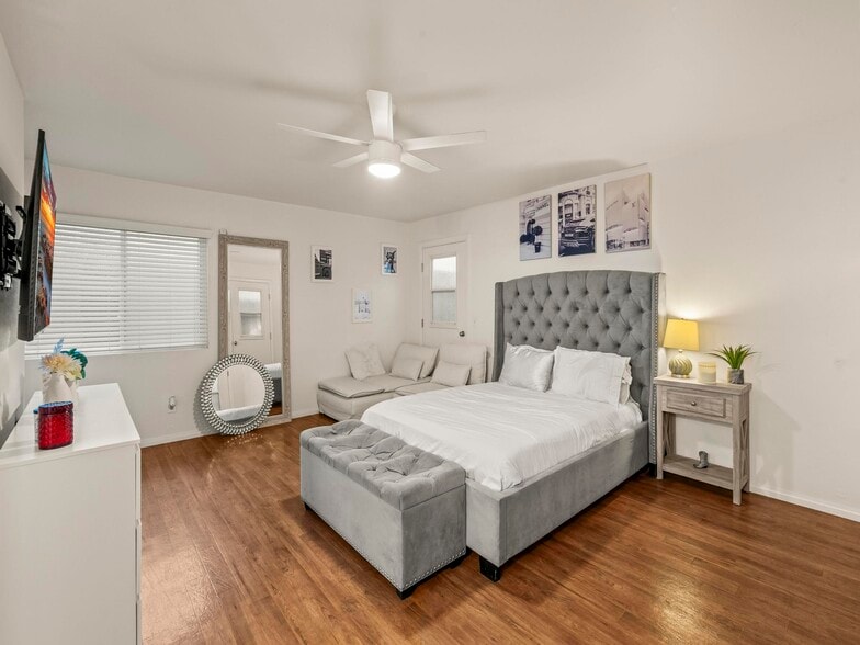 More Photos Of 406 E Ave, Coronado Multifamily For Sale