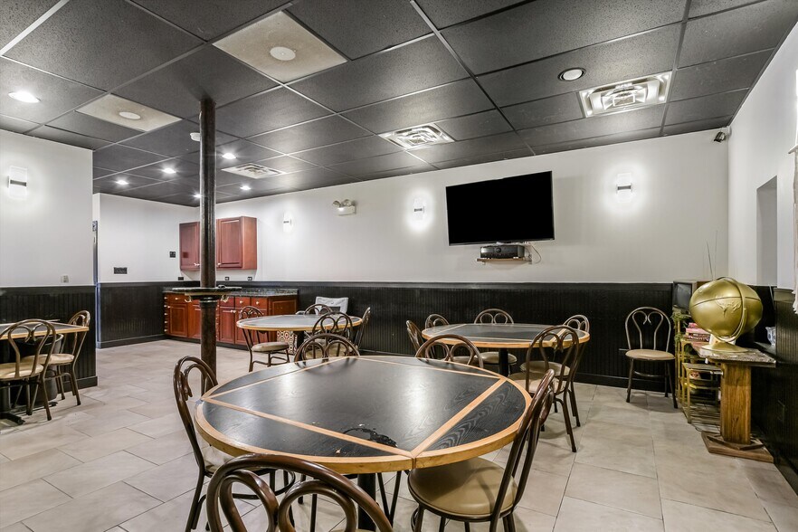 More Photos Of 5481 N Northwest Hwy, Chicago Storefront Retail Residential For Sale