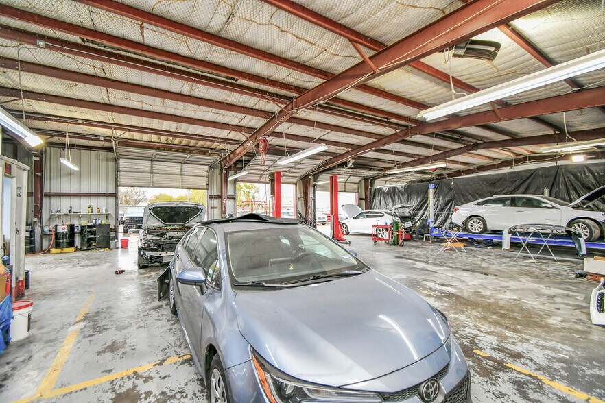 More Photos Of 2525 Westhollow Dr, Houston Auto Repair For Sale