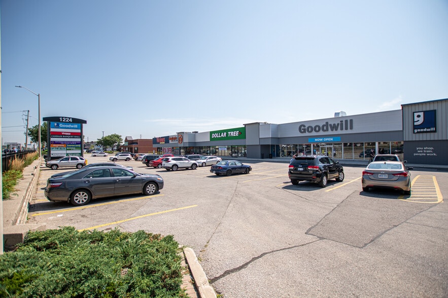 Primary Photo Of 1224 Dundas St E, Mississauga Freestanding For Lease