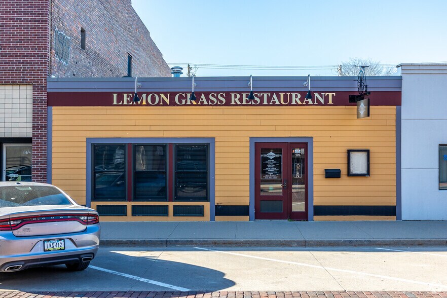 More Photos Of 909 Main St, Adel Bar For Sale