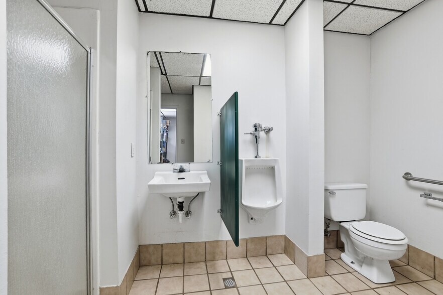More Photos Of 5500 Prairie Dr, Plover Flex For Sale