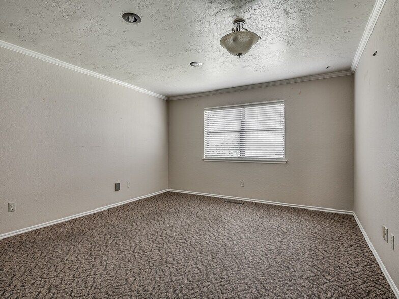 More Photos Of 525 Tower Dr, Moore Office For Lease