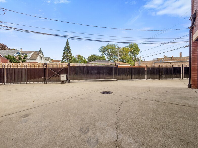 More Photos Of 4650-52 Lawrence, Chicago Office For Sale