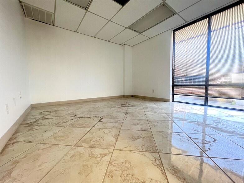 More Photos Of 801 Secretary Dr, Arlington Warehouse For Lease