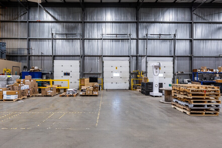 More Photos Of 5780 Rue Ontario E, Montréal Warehouse For Sale