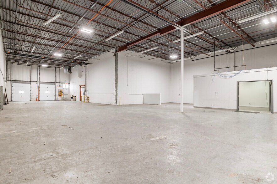 More Photos Of 9415-9495 Aut Transcanadienne, Montréal Warehouse For Lease