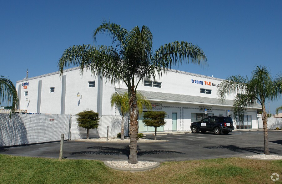 More Photos Of 4516 SE 16th Pl, Cape Coral Showroom For Lease