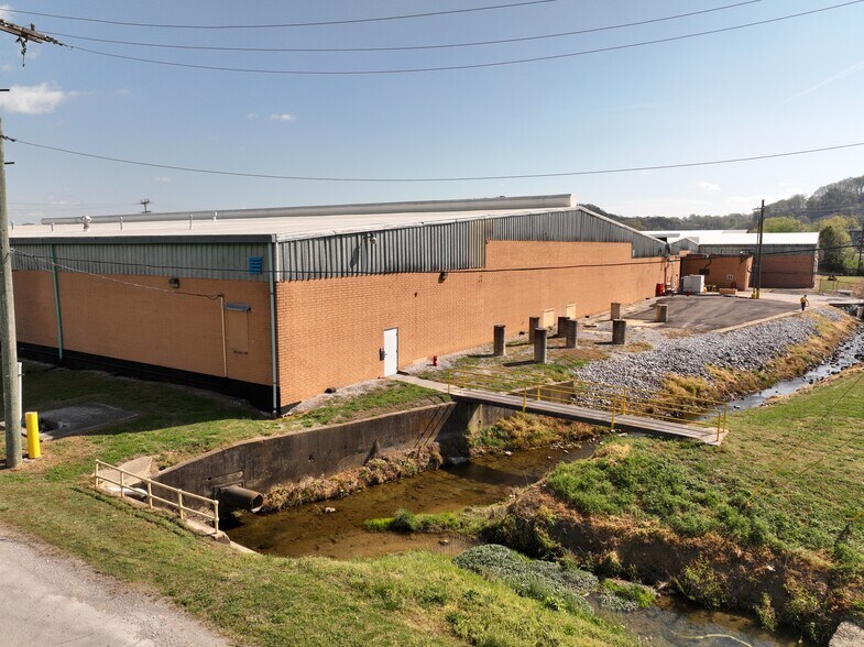 More Photos Of 418-420 W Lake Ave, Rossville Warehouse For Sale