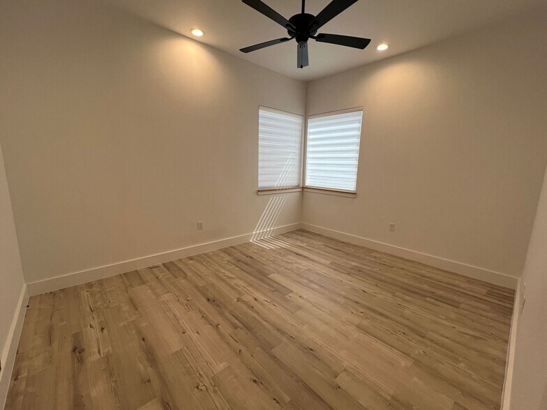 More Photos Of 8341 Upland Ave, Lubbock Office For Sale