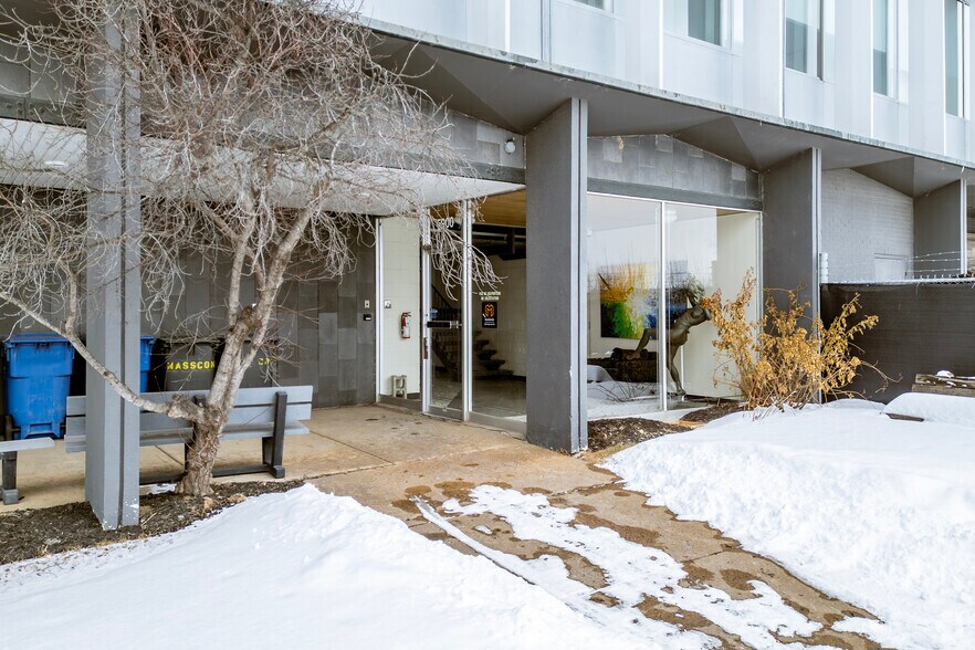 More Photos Of 5900 Av Andover, Mt Royal Distribution For Lease