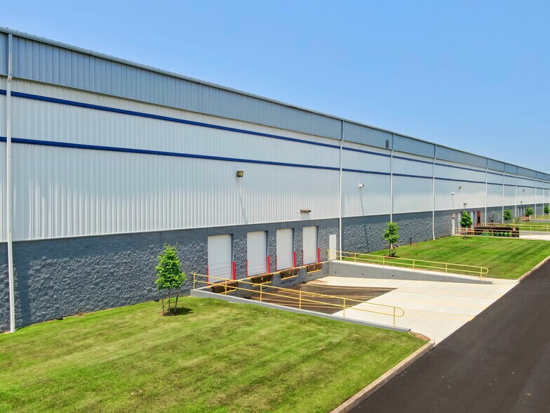 More Photos Of 145 Candlewood Rd, Bay Shore Warehouse For Lease