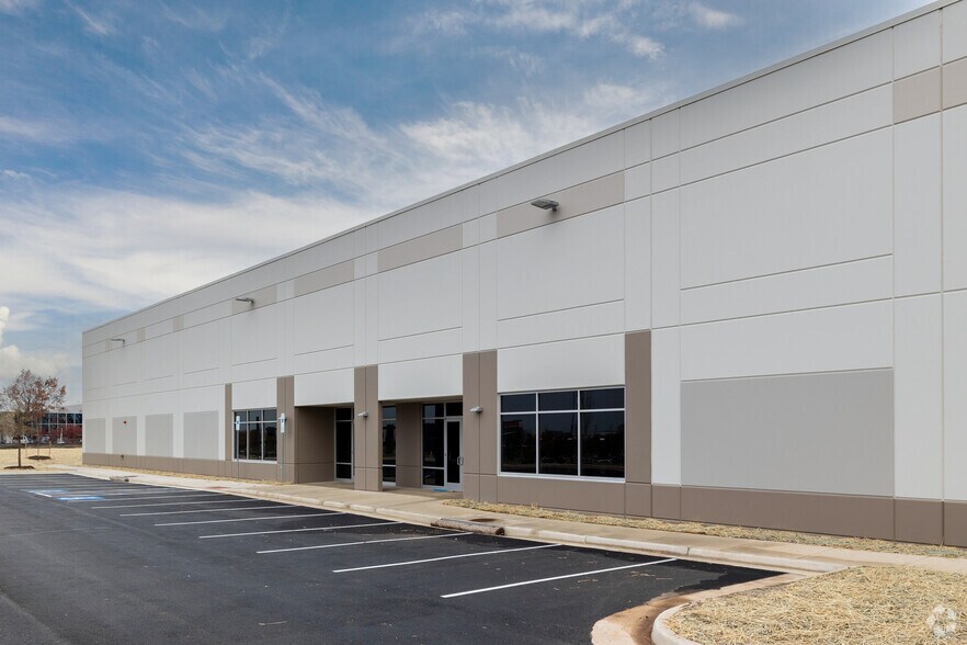 More Photos Of 22810 Quicksilver Dr, Sterling Distribution For Lease