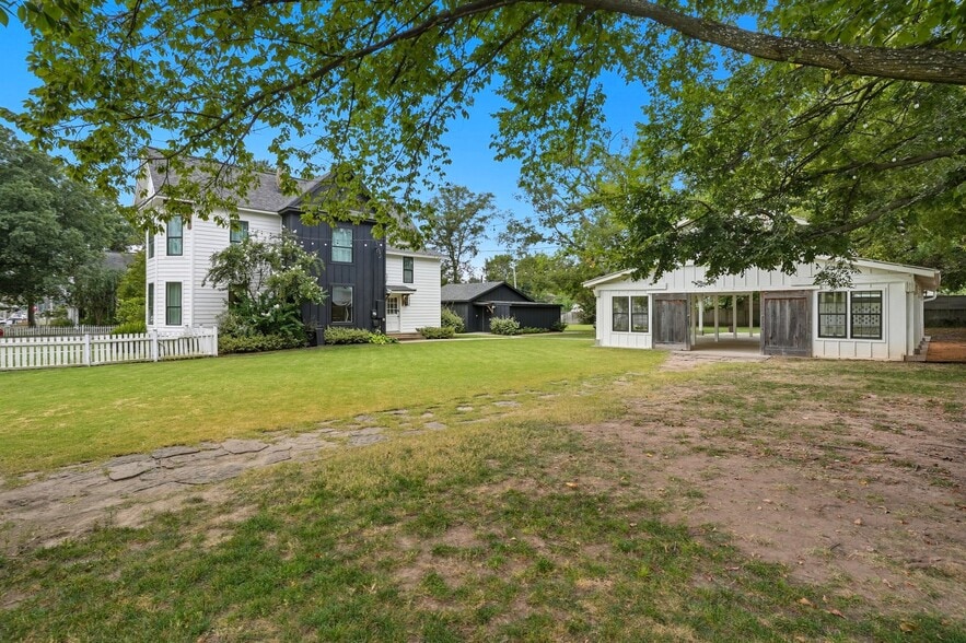 More Photos Of 924 S Main St, Broken Arrow Showroom For Sale