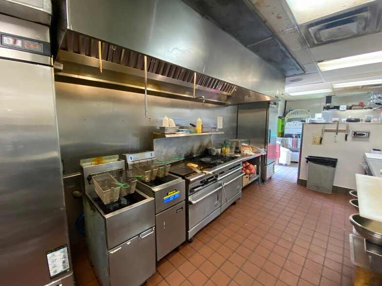 More Photos Of 840 Tabor St, Lakewood Restaurant For Sale