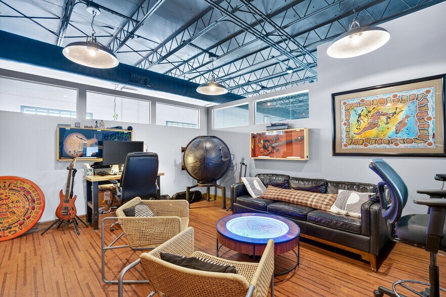 More Photos Of 2500 Emerson Ave S, Saint Petersburg Manufacturing For Lease