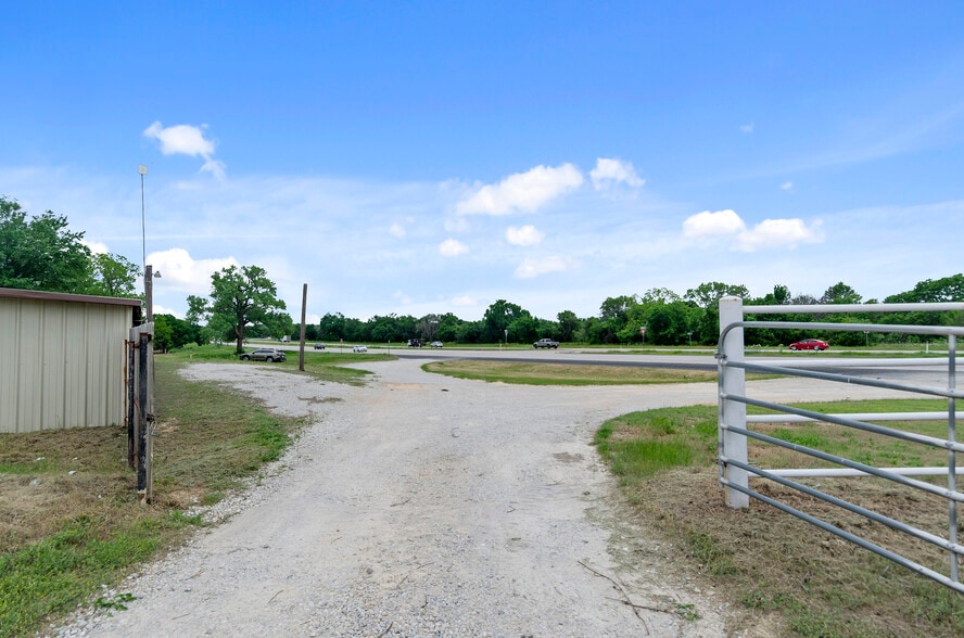 More Photos Of 5716 N US Highway 287, Alvord Truck Terminal For Sale