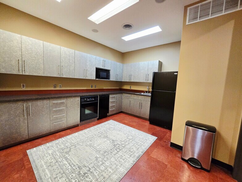 More Photos Of 3525 Plymouth Blvd, Plymouth Office Residential For Lease