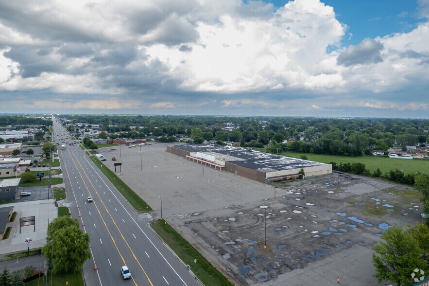 More Photos Of 34800 Groesbeck Hwy, Clinton Township Freestanding For Lease