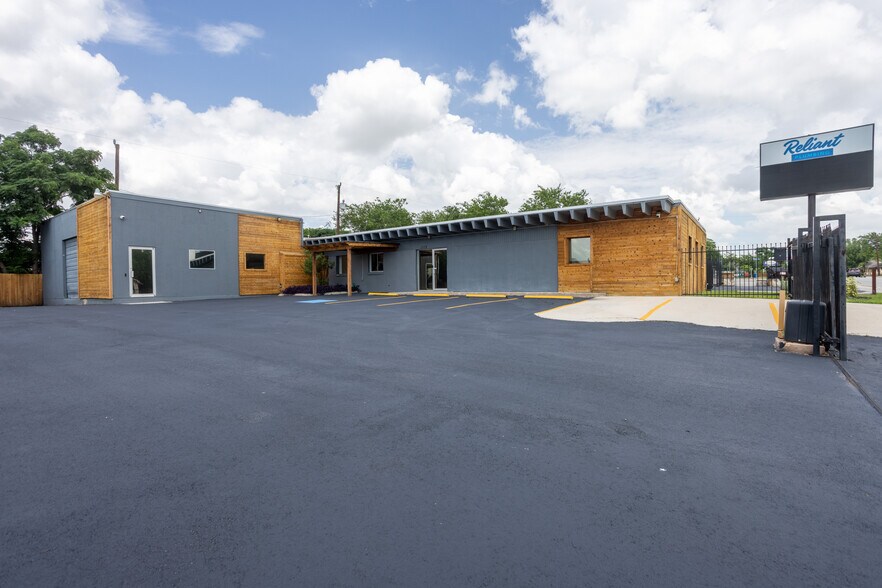 More Photos Of 1119 Fresno St, San Antonio Light Manufacturing For Sale
