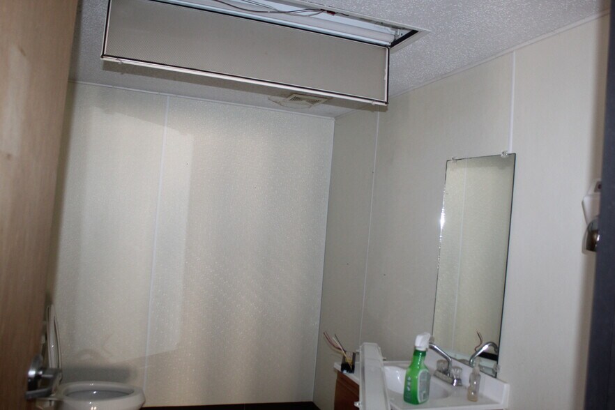 More Photos Of 1421 34th St, Woodward Service For Sale