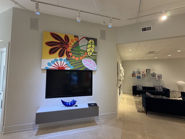 More Photos Of 633 9th St N, Naples Office For Lease