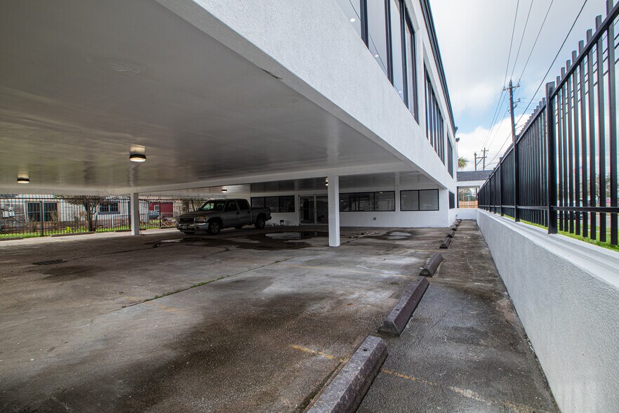 More Photos Of 802 Crosstimbers, Houston General Retail For Sale