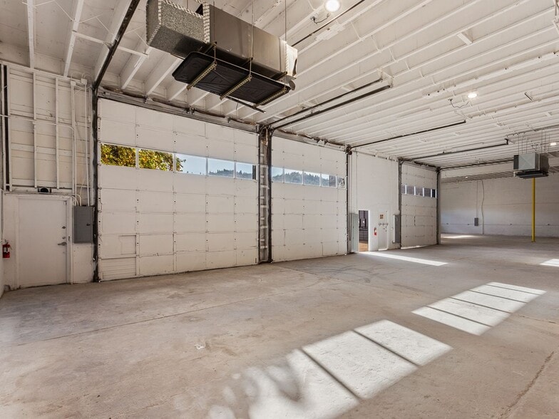 More Photos Of 8223 N Decatur St, Portland Warehouse For Sale