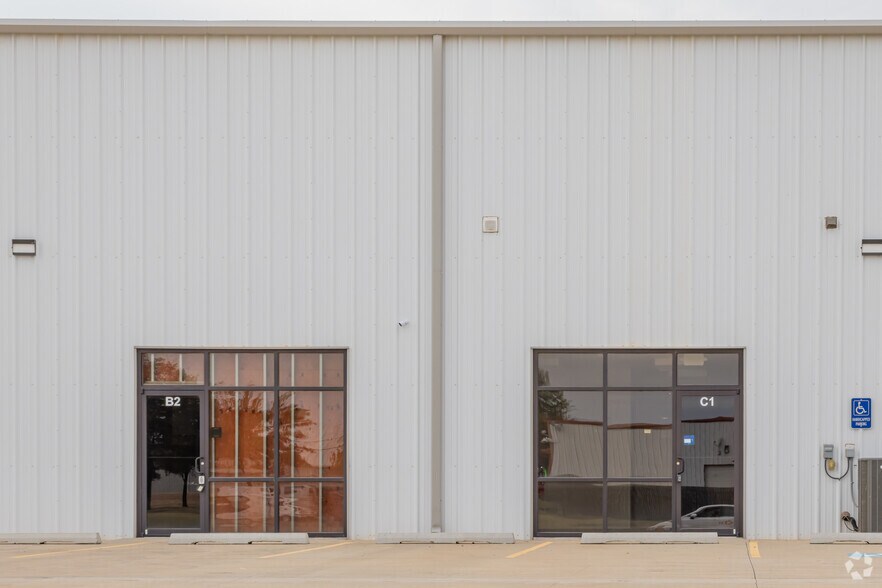 More Photos Of 8009 N Glade Ave, Oklahoma City Warehouse For Lease