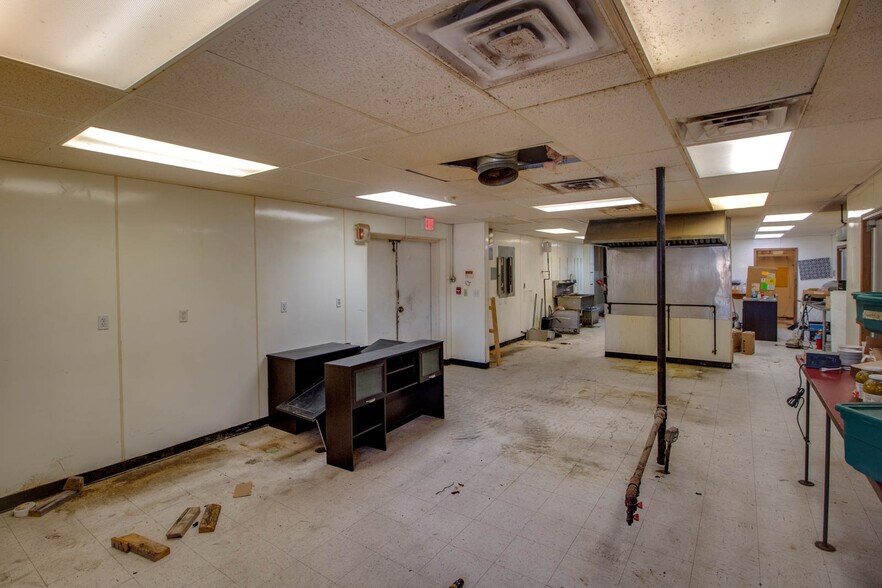 More Photos Of 201 McCausland St, Carlinville General Retail For Sale