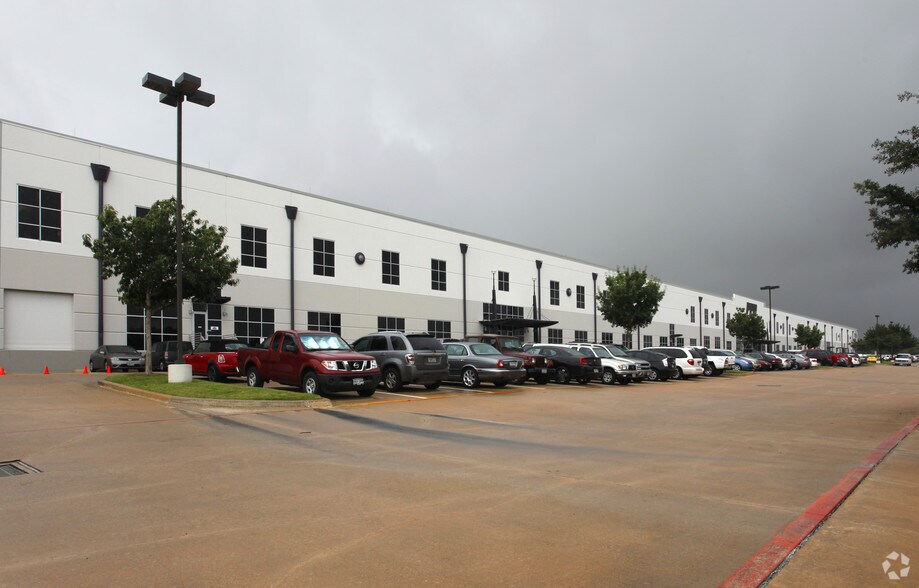 More Photos Of 7551 Metro Center Dr, Austin Research And Development For Lease