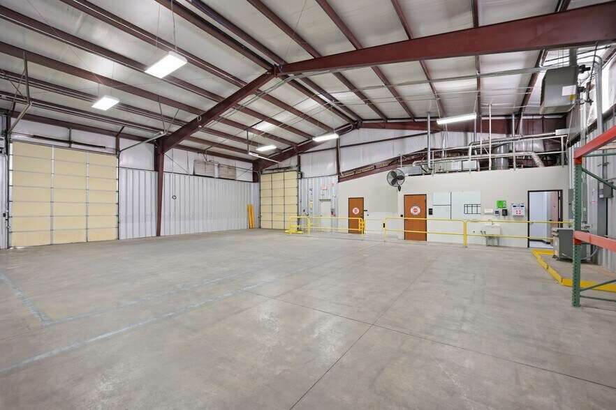 More Photos Of 416 NE 145th Pl, Edmond Warehouse For Lease
