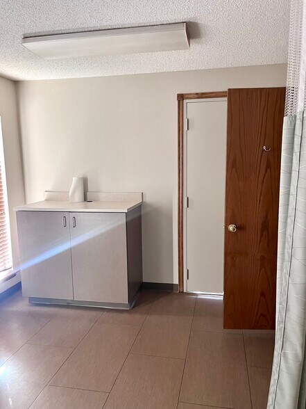 More Photos Of 408 N Main St, Noble Medical For Lease