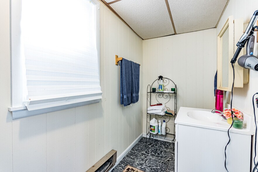 More Photos Of 8214 Panther Lake Rd, Willow Spring Flex For Lease