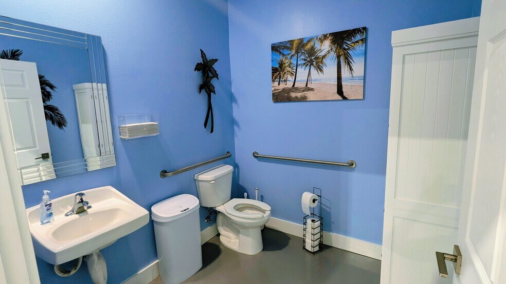 More Photos Of 2328 72nd Dr E, Sarasota Warehouse For Sale