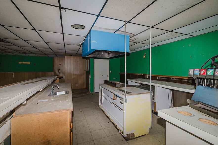 More Photos Of 1015 S Meridian Ave, Wichita Auto Repair For Sale