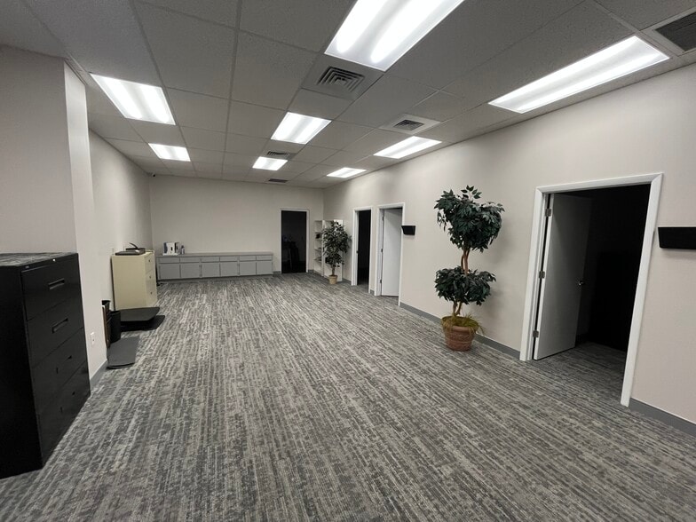 More Photos Of 7901 Benjamin Rd, Tampa Light Distribution For Sale
