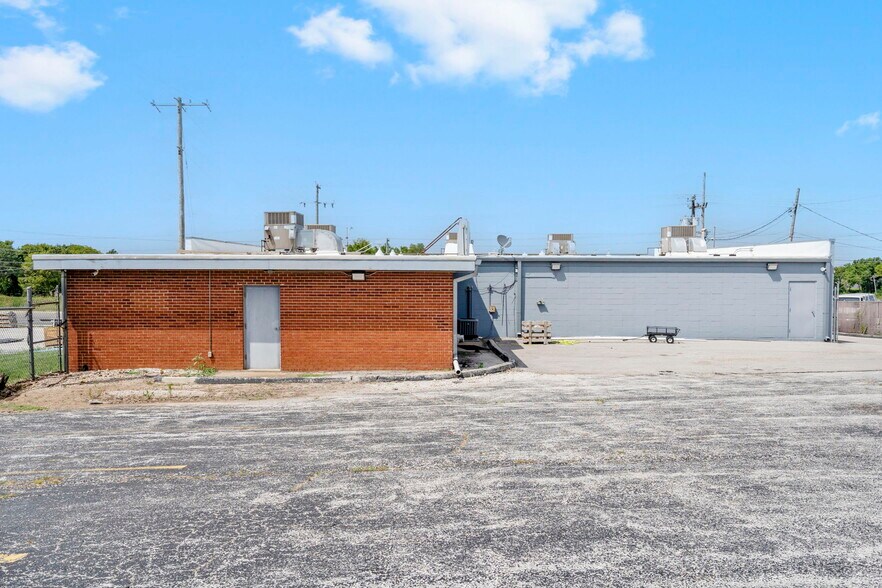 More Photos Of 2752 E Kearney St, Springfield Freestanding For Sale