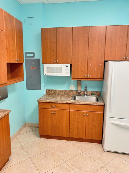 More Photos Of 1217 Piper Blvd, Naples Medical For Sale