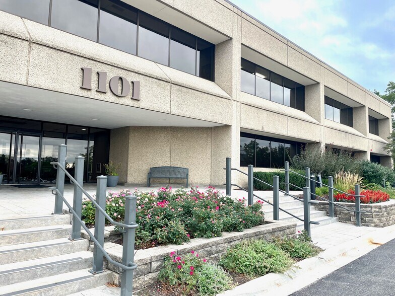 More Photos Of 1101 W 31st St, Downers Grove Office For Lease