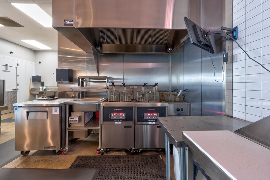 More Photos Of 2510 E Pacheco Blvd, Los Banos Service Station For Sale