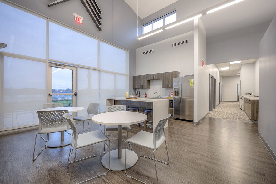 More Photos Of 5821 NW 72nd St, Kansas City Office For Lease