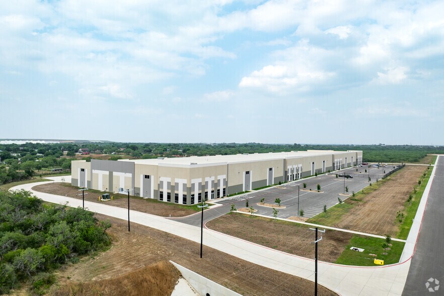 More Photos Of 1122 S Foster Rd, San Antonio Unknown For Lease